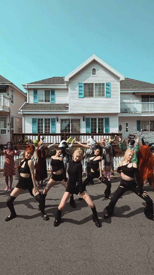 le_sserafim 게시물 이미지: 「Turn up to celebrate 🧟 ! 」

#CELEBRATION