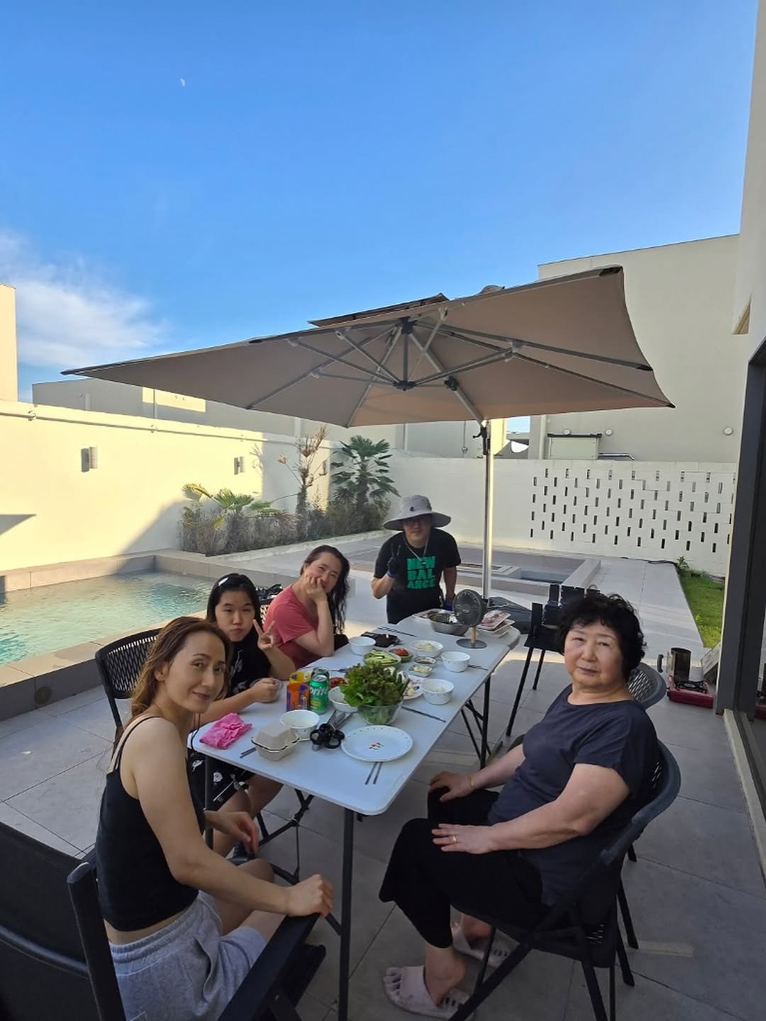 Photo by 현서네 유튜브 영어 학습법 - 현서 아빠표 영어 on August 03, 2025. May be an image of 4 people, table and text.