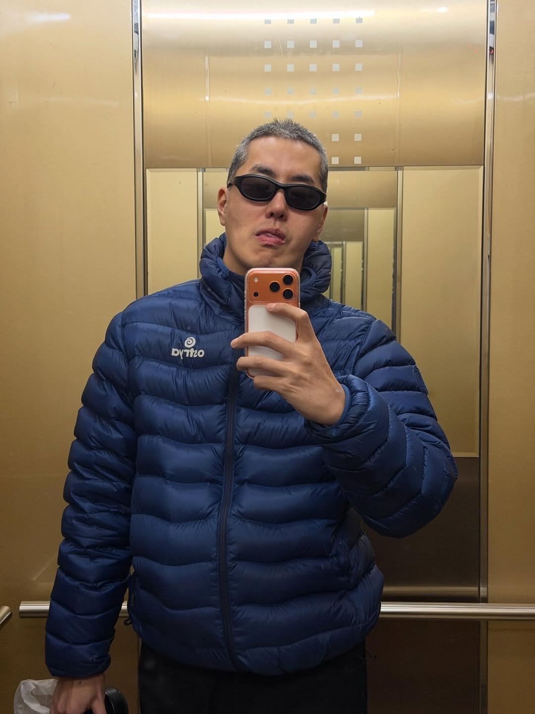 Photo by 런업 ランアプ on December 07, 2025. May be a selfie of goosedown coat, parka, jacket, mirror and text.