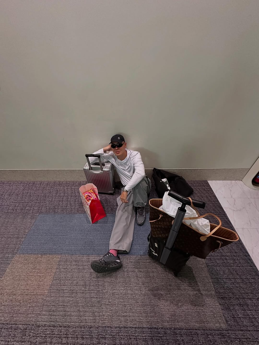 Photo by 런업 ランアプ on September 22, 2025. May be an image of 1 person, suitcase, accordion, briefcase, luggage, carpet, dustpan, newspaper, shopping cart and text.