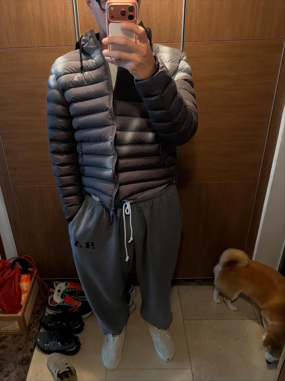 Photo by 런업 ランアプ on October 15, 2025. May be an image of goosedown coat, snowsuit, jacket, fleece, sweatpants, parka, sweatsuit and text.