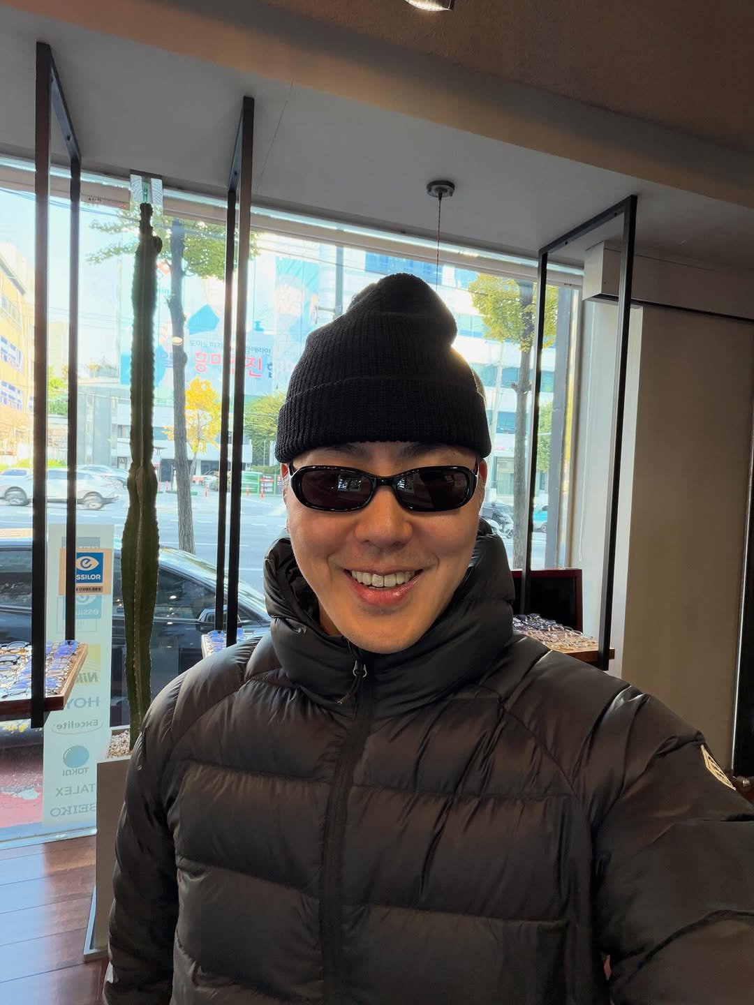 Photo shared by 런업 ランアプ on November 04, 2025 tagging @chimi. May be a selfie of eyeglasses, duffle coat, goosedown coat, hat, beret, parka and text.