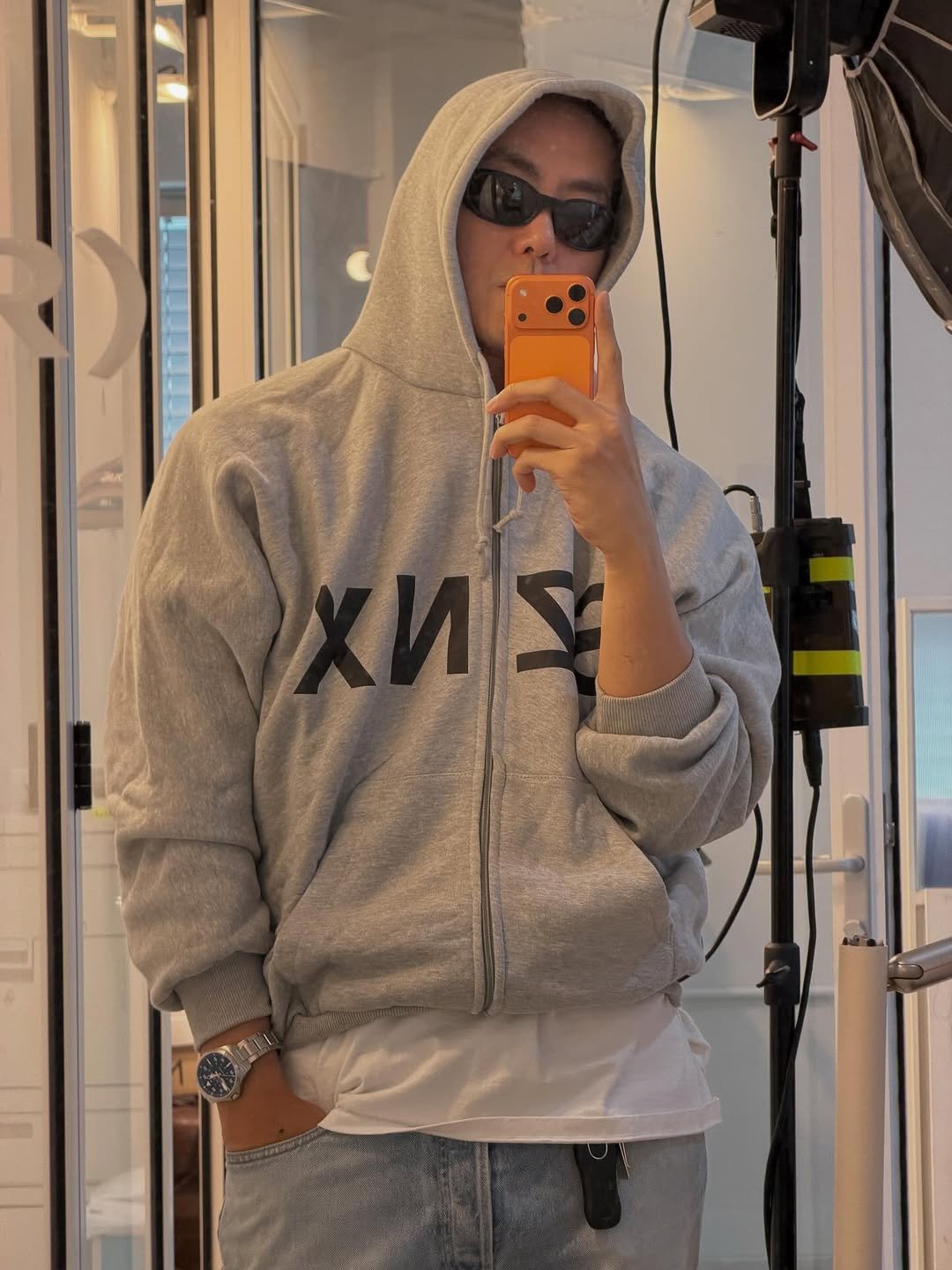 Photo by 런업 ランアプ on September 26, 2025. May be an image of 1 person, phone, duffle coat, jacket, sweatpants, parka, sweatshirt, mirror and text.