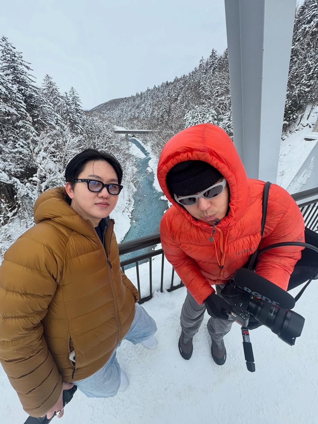 Photo by 런업 ランアプ on January 10, 2026. May be an image of standing, cablecar, snowsuit, ski slope, snow and text.