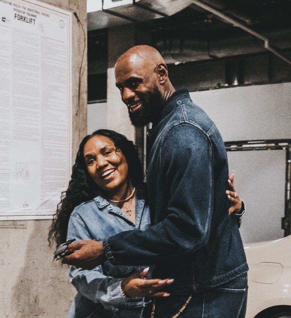 lebron 게시물 이미지: Happy Mother’s Day 🌸🌹

Follow @LeBron for more!