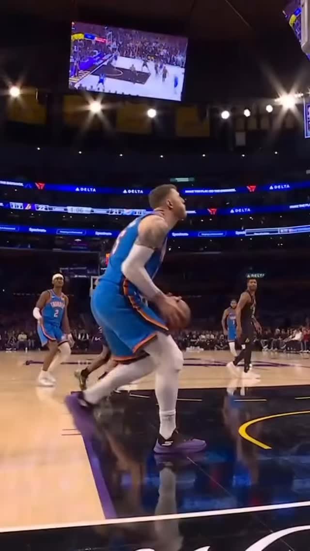 lebron 게시물 이미지: 👑 both ends of the floor 

Follow @LeBron for...