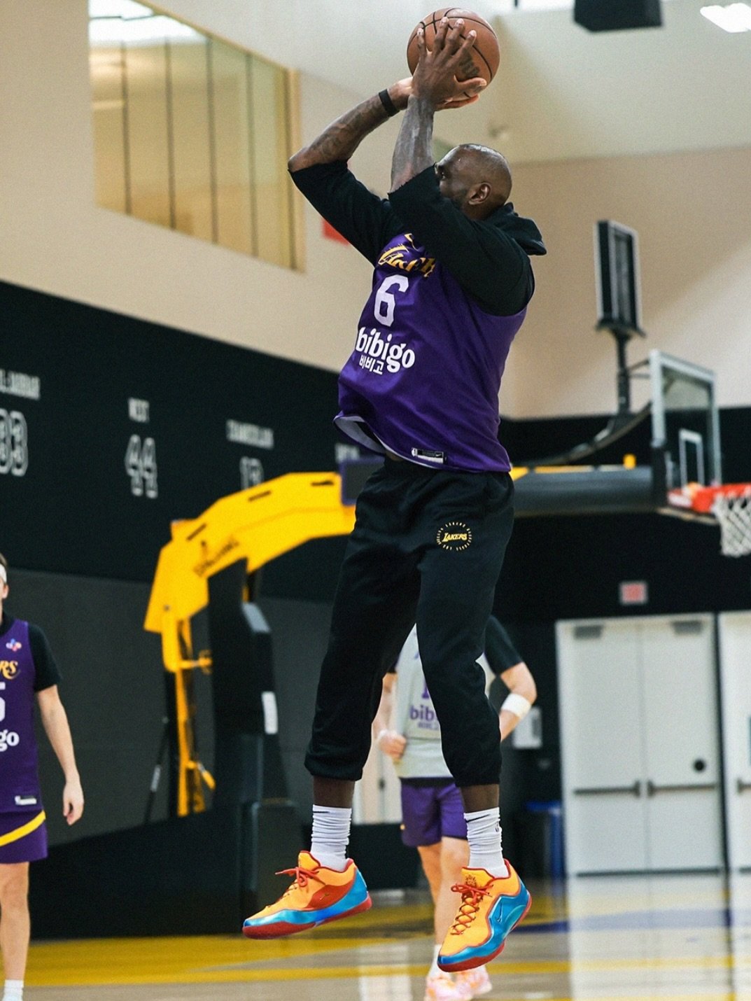 lebron 게시물 이미지: Always working Sr x Jr 👑 

Follow @LeBron for...