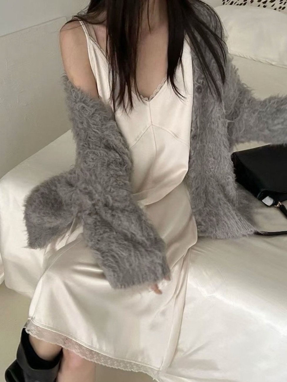 Photo by LECLE on October 14, 2025. May be an image of sleepwear, overcoat, fur coat, slip, bath robe, chemise and text.