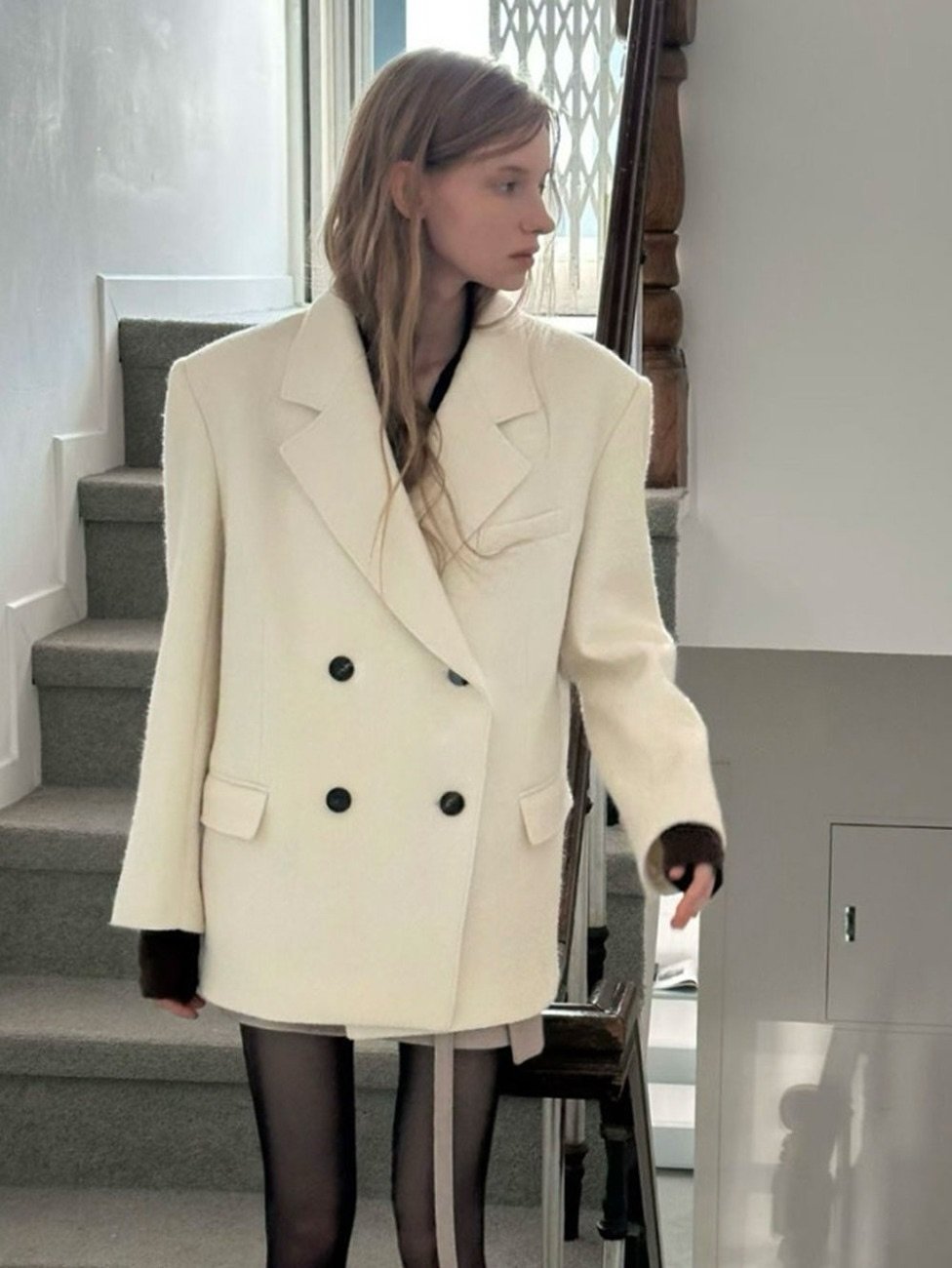 Photo by LECLE on November 02, 2025. May be an image of duffle coat, sable coat, overcoat, blazer and text.