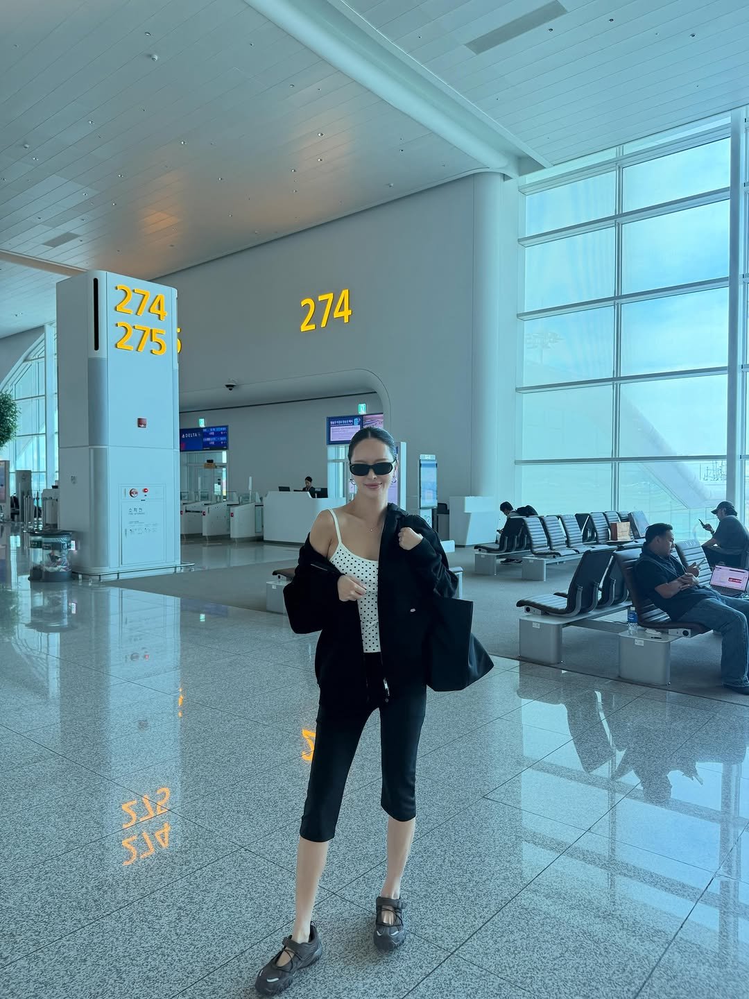 lee.yu.na 게시물 이미지: 공항 갈 땐 편한게 쵝오지🖤
예전엔 미니백을 선호 했는데 점점 보부상이 되가는 저는...