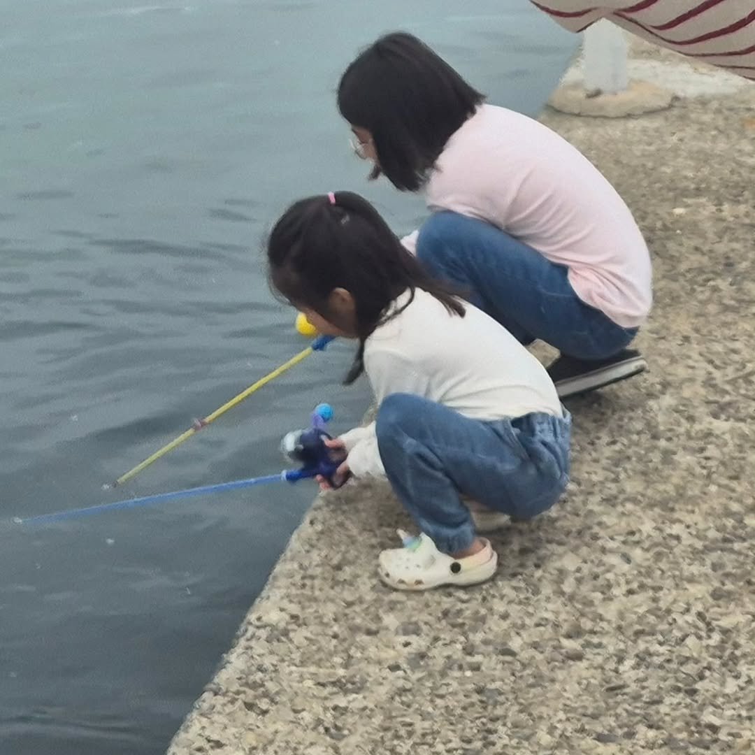 Photo by Huikyeong Lee on October 05, 2025. May be an image of 2 people, people fishing, fish, fishing rod and text.