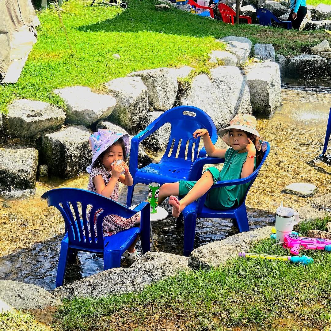 Photo shared by 이경석 on August 18, 2025 tagging @lee_477234. May be an image of bucket, deck chair and sprinkler.