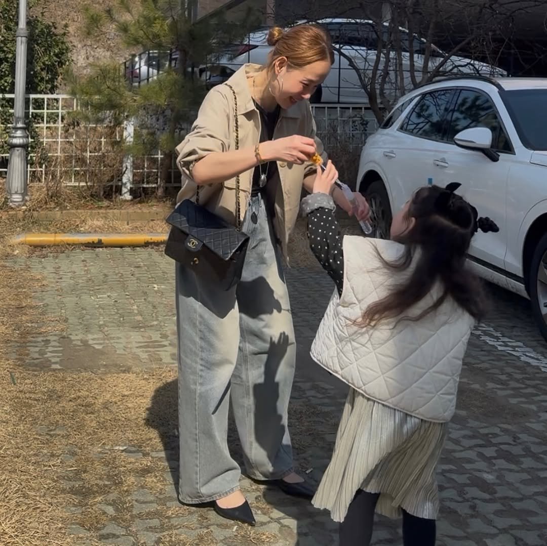 Photo by 이해리 on February 28, 2026. May be an image of child, overcoat, goosedown coat, duffle coat, parka, street and text.