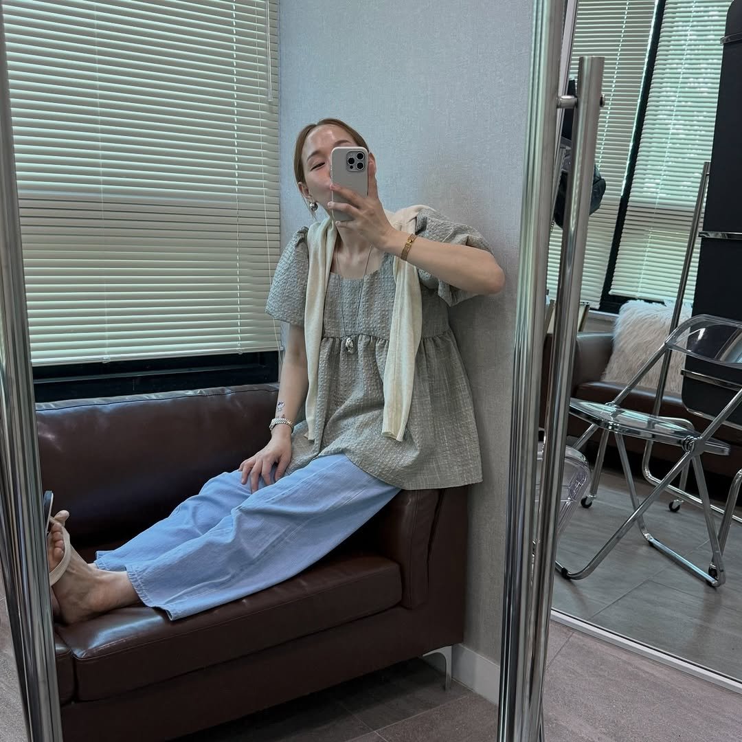 Photo by 해리107 | 이해리 on April 22, 2026. May be an image of mirror, top and text.