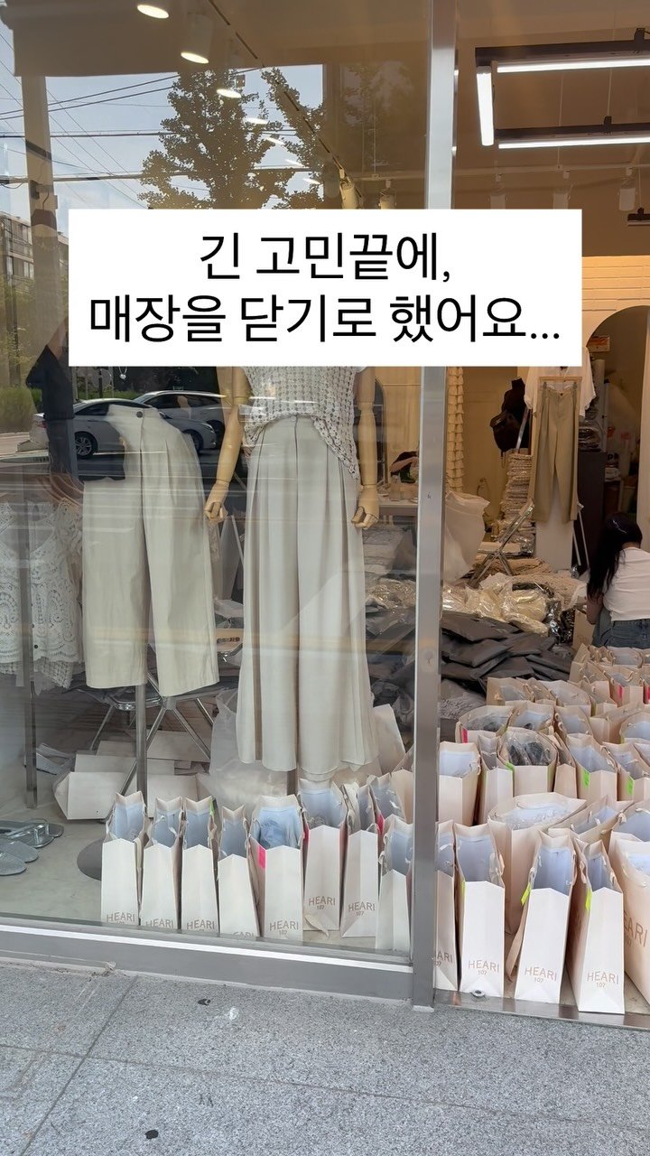 lee_heari00 게시물 이미지: _
지나가는 사람들마다 눈을 떼지못하고 계속 쳐다보세요 😅 신기한 광경을 보는거마냥...