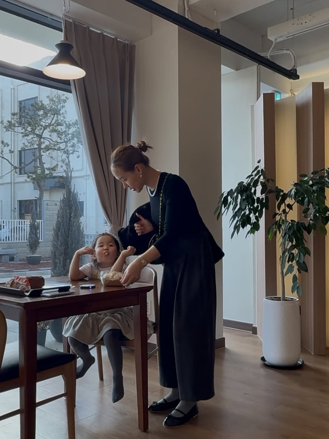 Photo by 해리107, 해리언니 ☁✨🐻 on January 16, 2026. May be an image of child, cornflower and text.