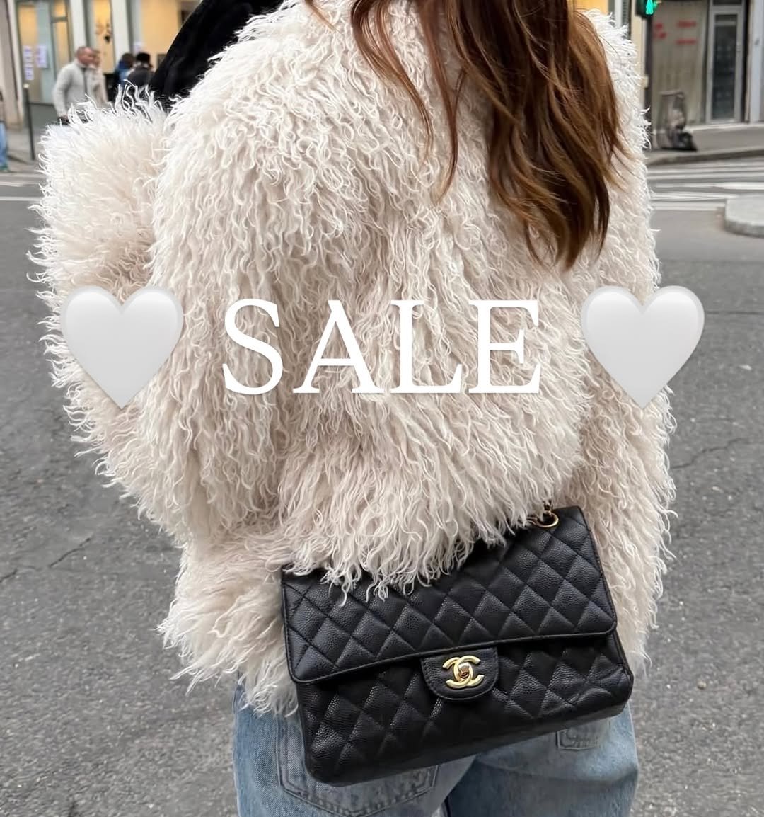 Photo by 해리107, 해리언니 ☁✨🐻 on January 11, 2026. May be an image of fur, purse and text that says 'SALE SA'.