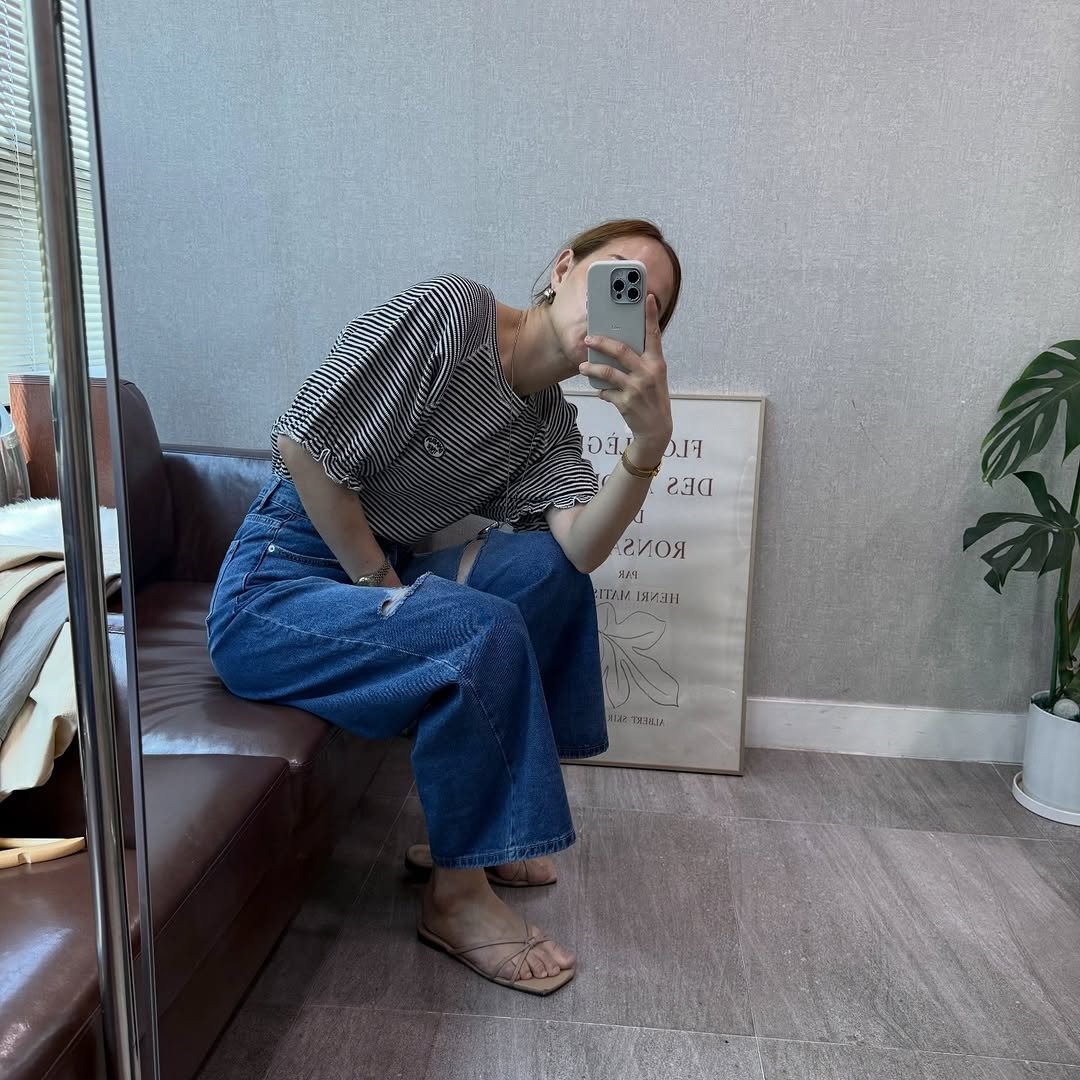 Photo by 해리107 | 이해리 on April 27, 2026. May be an image of one or more people, hair, mirror, top, clothes hanger and text.