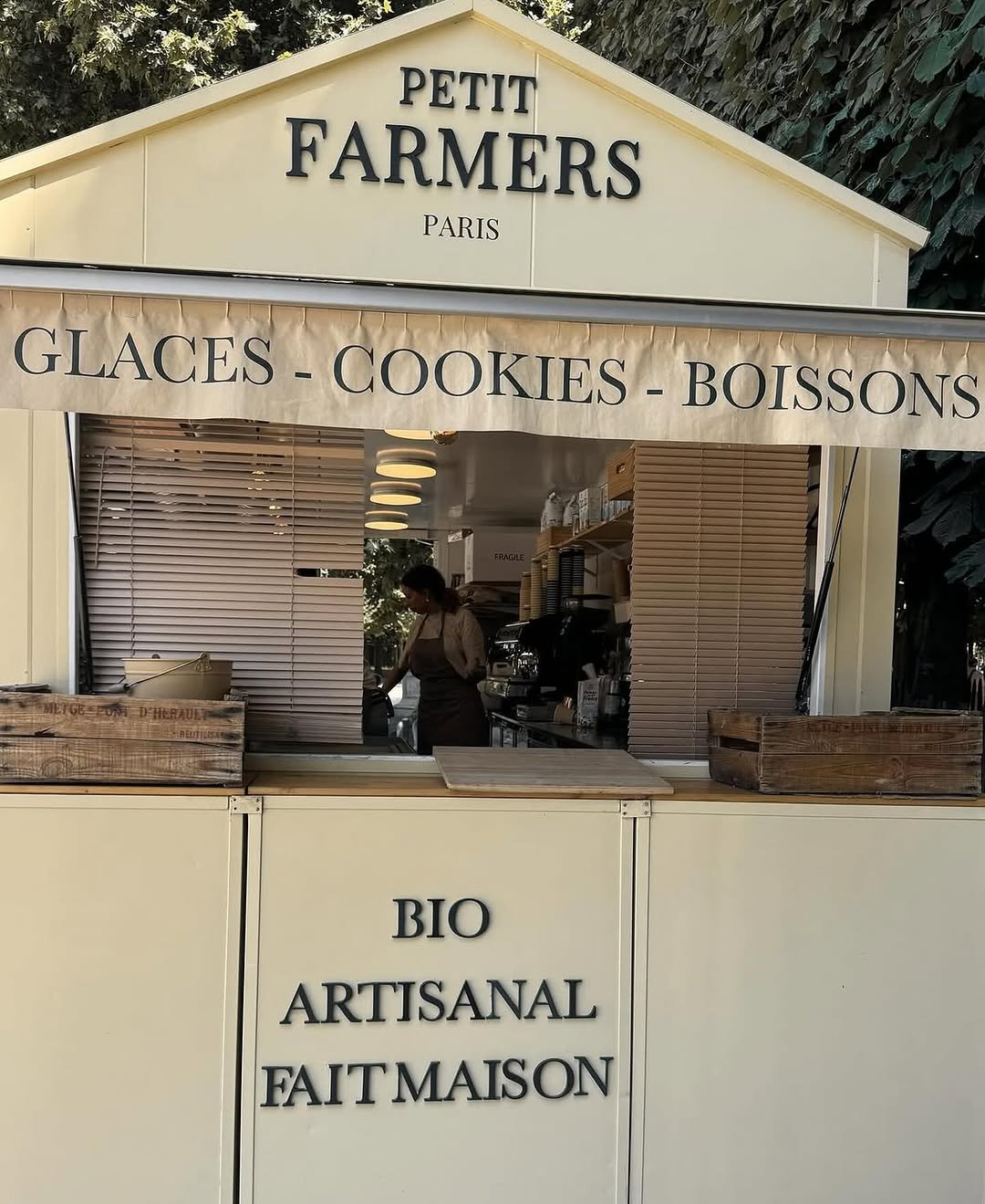 Photo by heari107, 해리언니🐻🍦 on July 09, 2025. May be an image of 1 person, baguette, cookie and text that says 'PETIT FARMERS PARIS GLACES- GLACES-COOKIES COOKIES GLACES-COOKIES-BOISSON OOKIES-BOISSON BOISSONS BIO ARTISANAL FAITMAISON'.