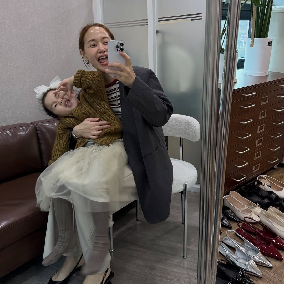 Photo by 이해리 on February 28, 2026. May be a selfie of mirror, dress, clothes hanger and text.