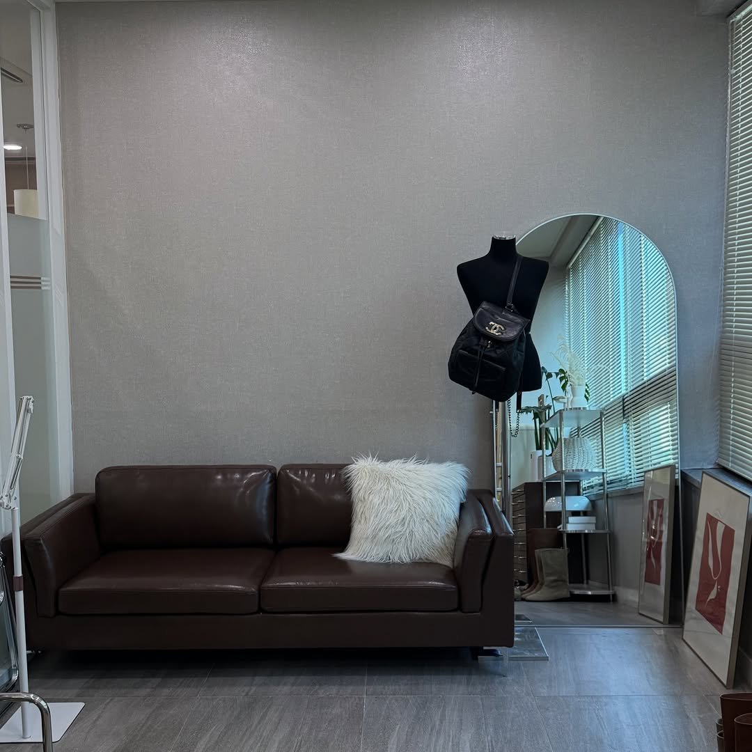 Photo by 해리107, 해리언니 ☁✨🐻 on January 15, 2026. May be an image of sofa, futon, carpet, indoors, living room, office and text.