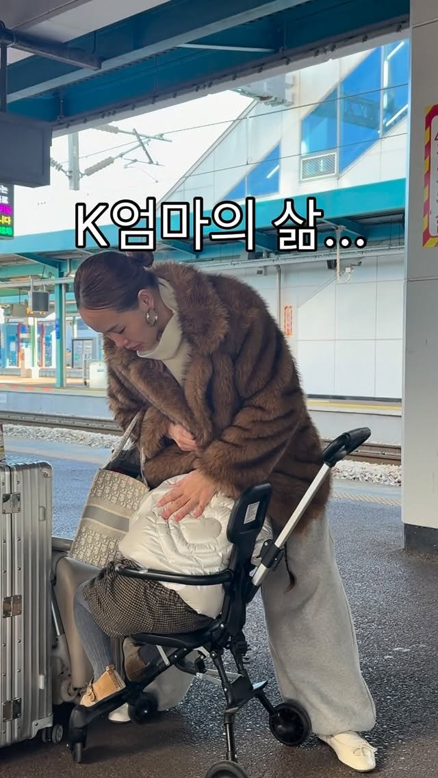 lee_heari00 게시물 이미지: 이러고 서있은지 10분째 엄마 다리에 쥐난다... 😌 (얼굴 춥다고 계속 옷밖으로 못나오는 5세)