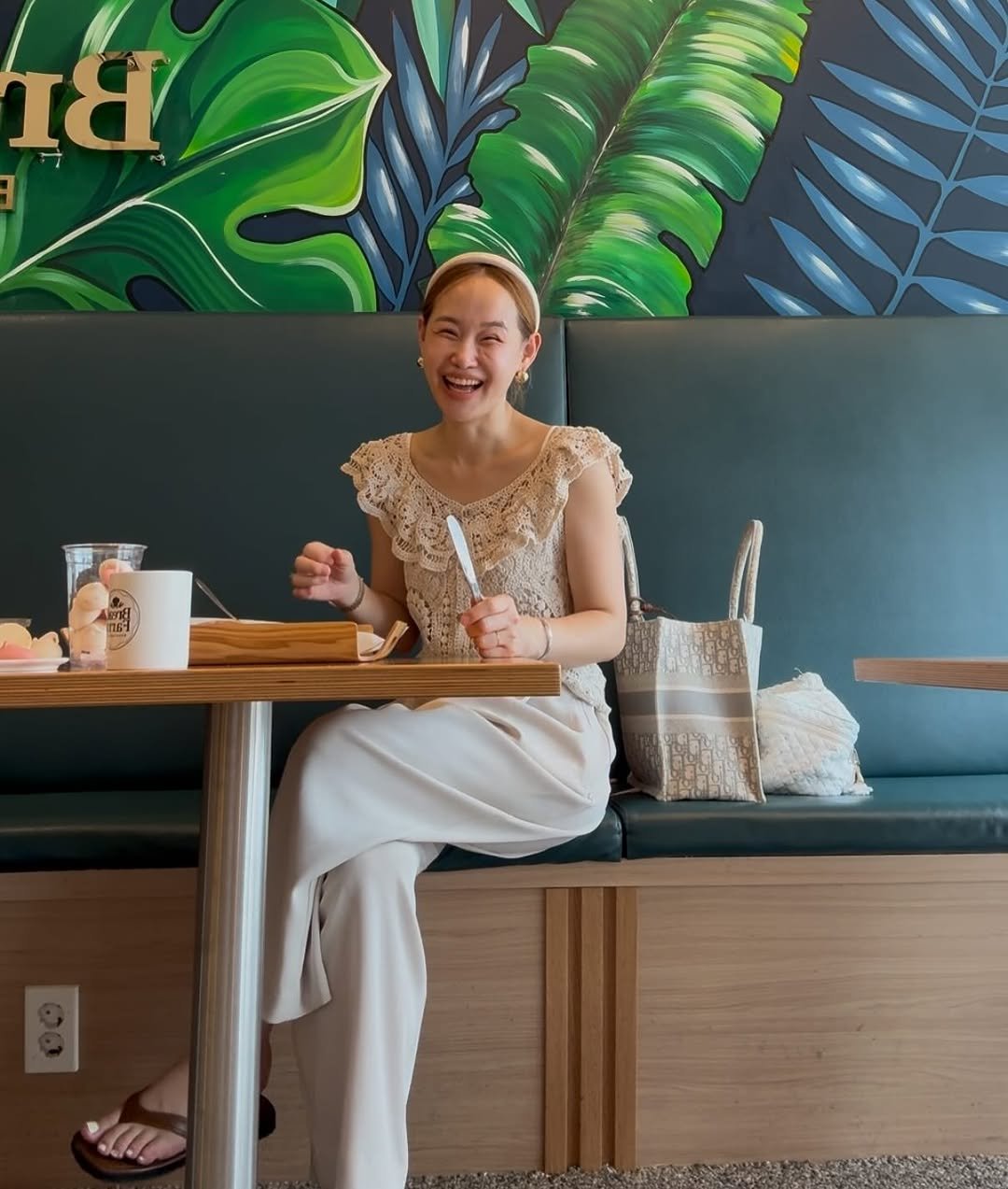 Photo by heari107, 해리언니🐻🍦 on July 07, 2025. May be an image of 1 person, macrame, sundress, jumpsuit, cornflower and text.