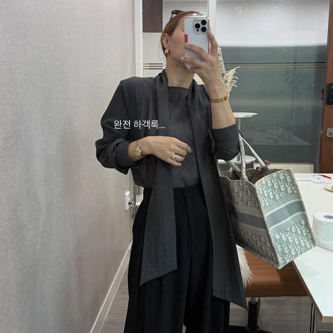 Photo by 해리107(heari107), 해리언니 🐻 on August 28, 2025. May be an image of 1 person, coat and text that says '완전하 완전 하객룩...'.