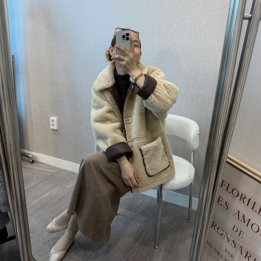Photo by 해리107, 해리언니 ☁✨🐻 on November 25, 2025. May be an image of overcoat, goosedown coat, duffle coat and sable coat.