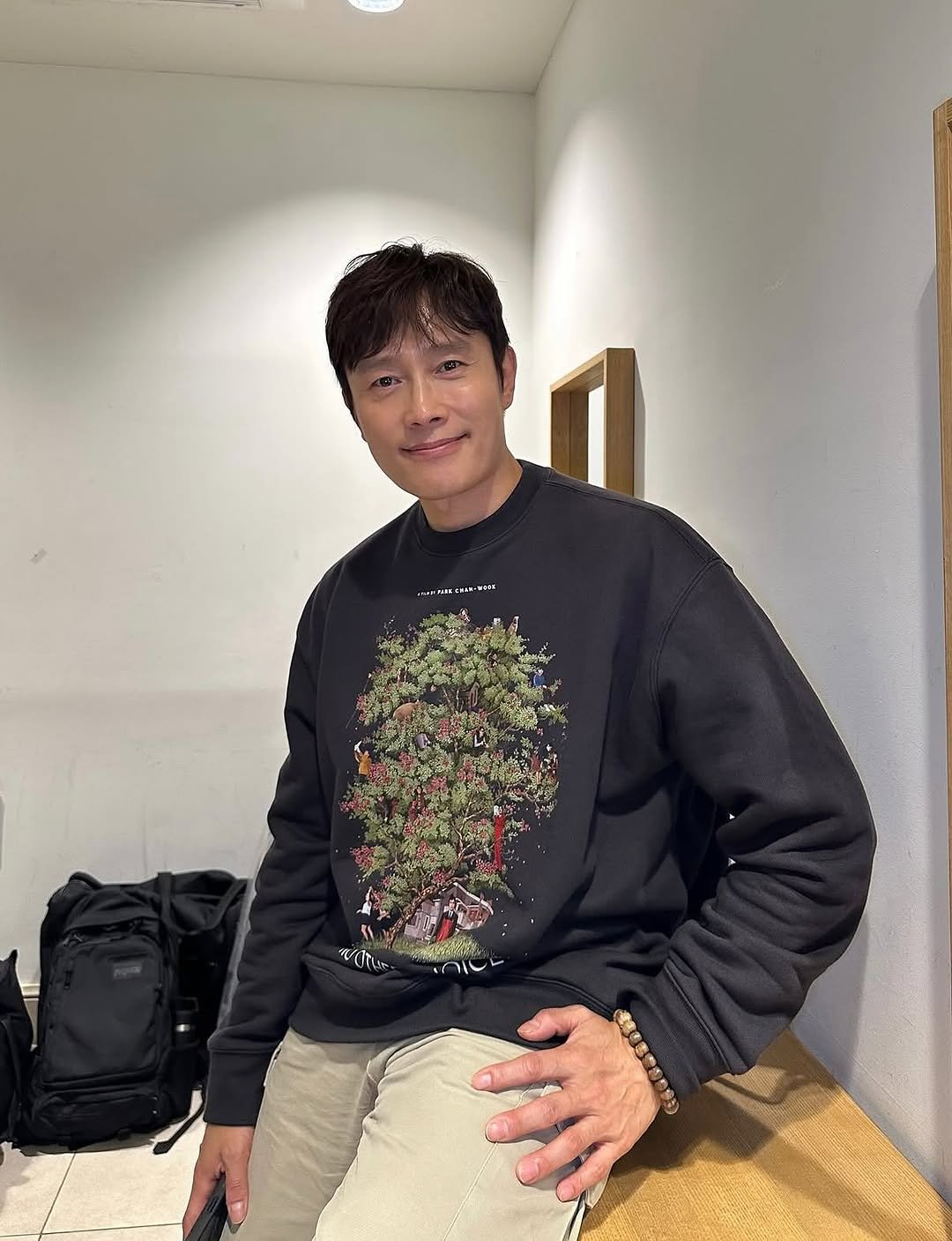 Photo shared by Lee Byung Hun on October 02, 2025 tagging @byunghun0712. May be an image of one or more people, people standing, sweatpants, parka, sweatshirt and text.