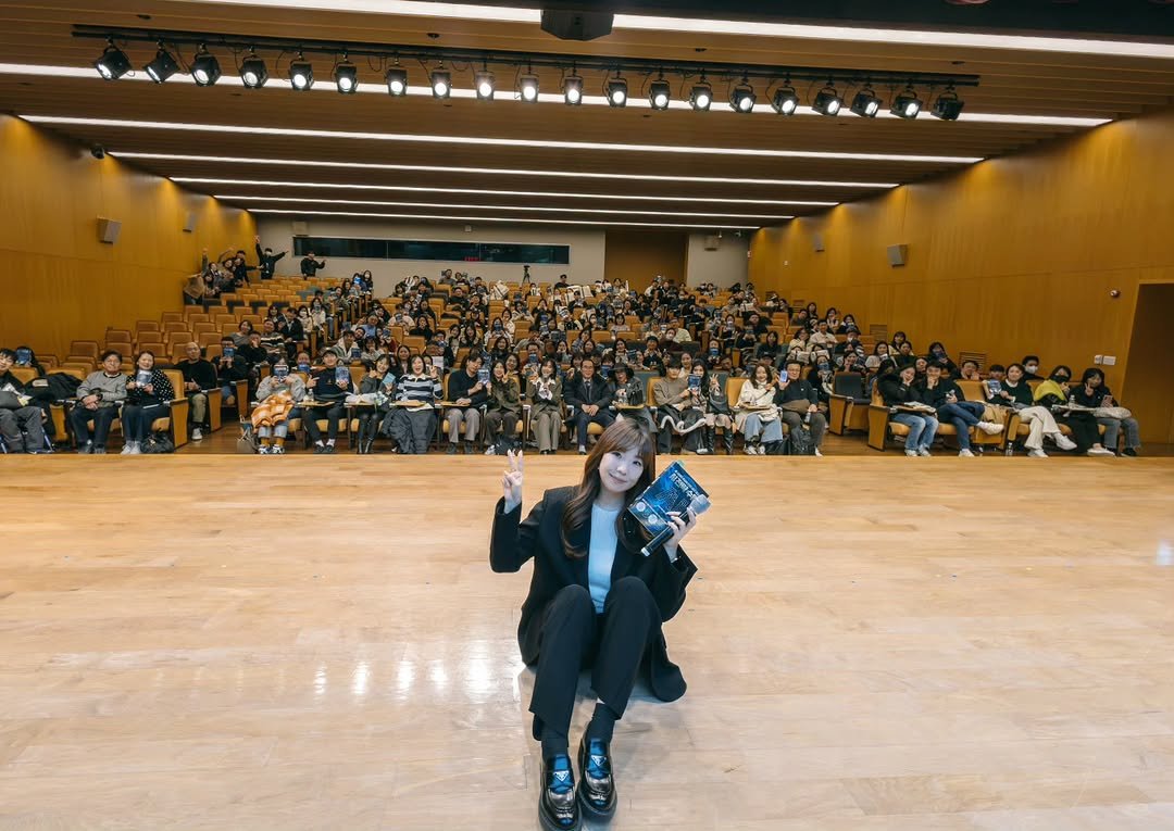 Photo shared by 리더인 ㅣ 작가 ㆍAI자기계발 on December 06, 2025 tagging @ringleedu, @miter_korea, @kyobobook_official, @blabla_lizzypark, @search.liner, and @commonnuovo.kr.