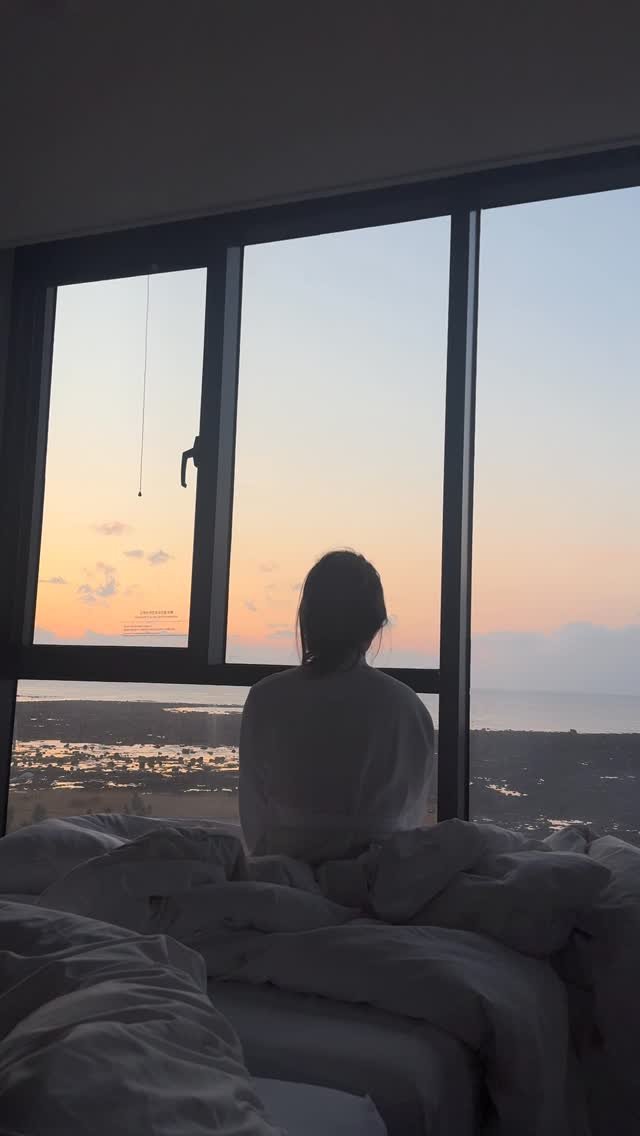 leedoyeonn 게시물 이미지: ⠀ 
제주도에서 제일 좋았던 시간
이불속에서 일출보기

매일 뜨는 해라지만 멍때리는...