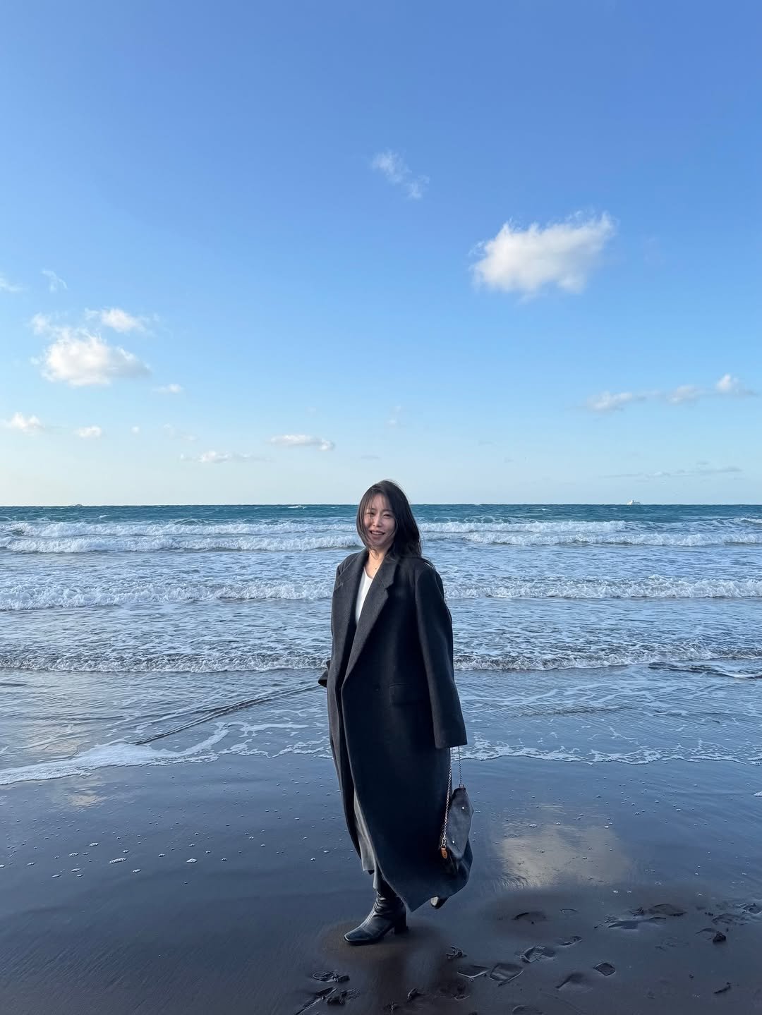 leedoyeonn 게시물 이미지: ⠀ 
언젠가부터 바다가 보이는 마을이 좋다

너무 웃으면 안되는데 
활짝 웃은...