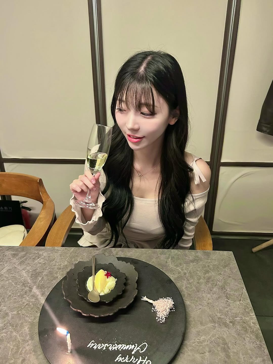 Photo by 쏘블리ღ🪽🤍 on October 18, 2025. May be an image of candle.