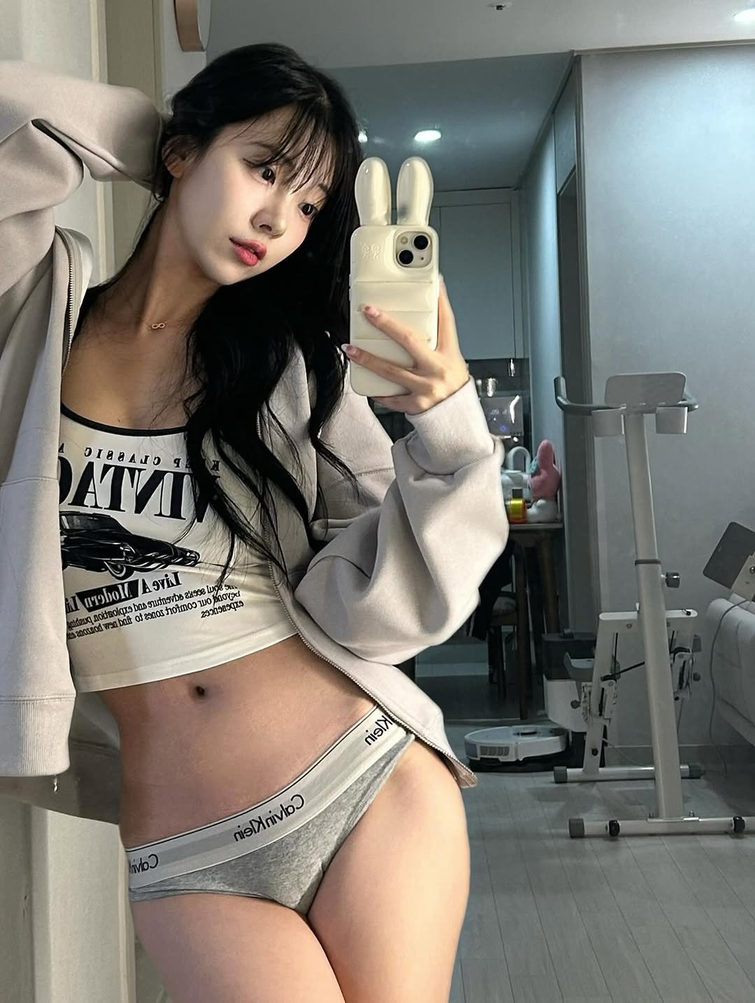 Photo by 쏘블리ღ🪽🤍 on October 10, 2025. May be an image of one or more people, hair, sleepwear and bra.