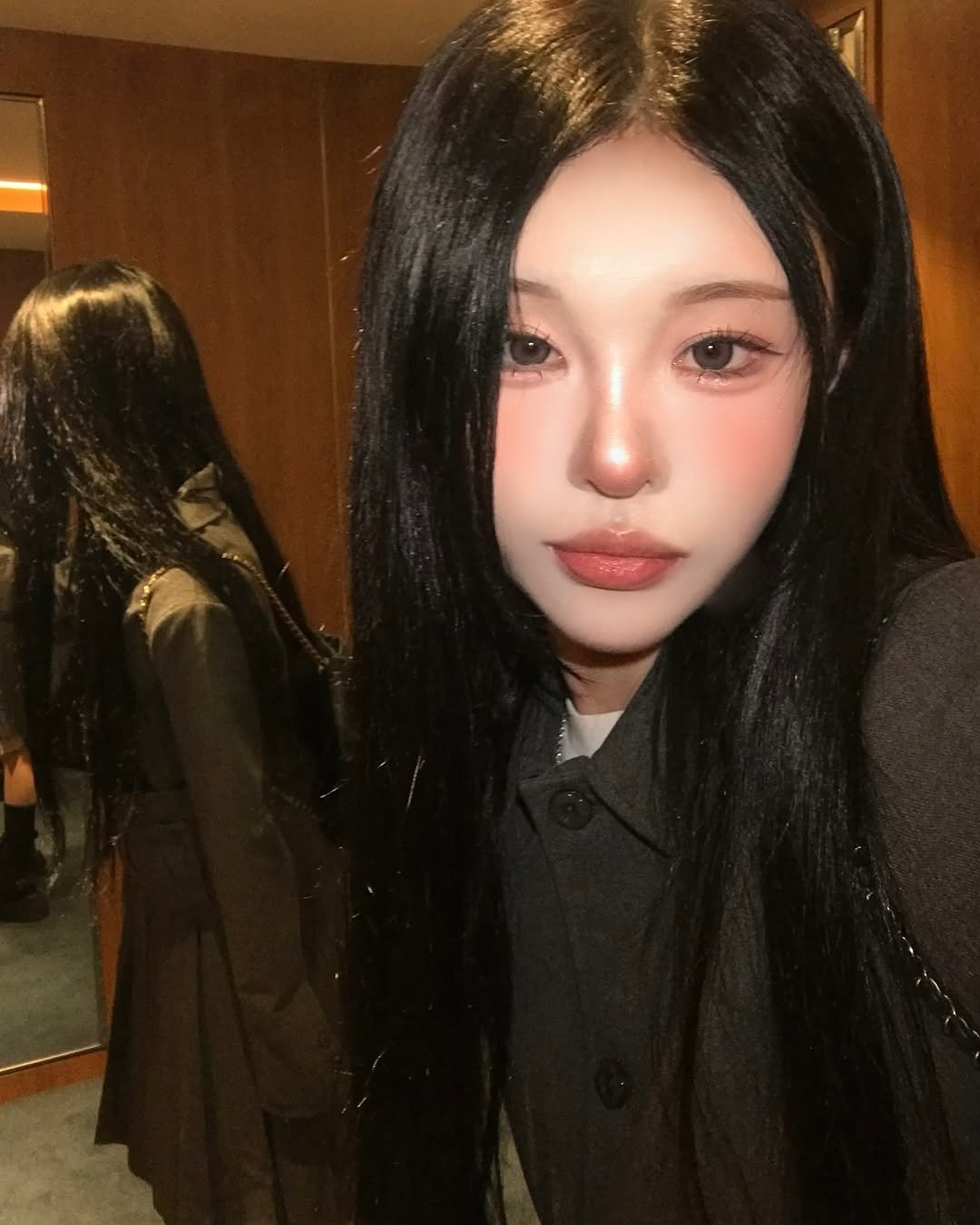 Photo by 홍주 on May 14, 2025. May be a selfie of one or more people, makeup, hair and costume.