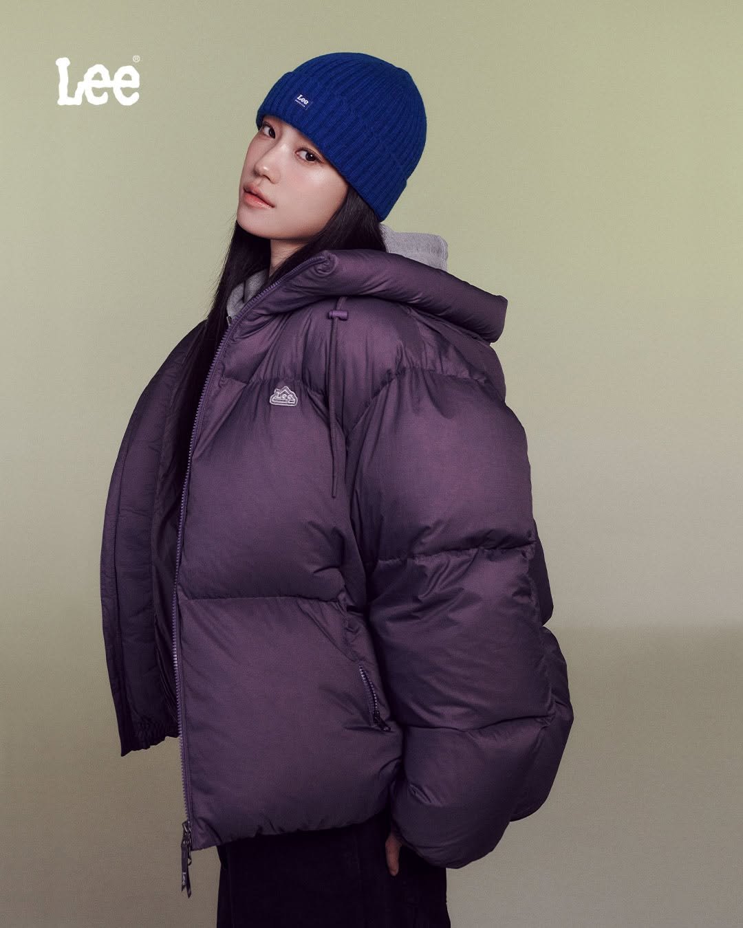 Photo shared by Lee Jeans KOREA on October 23, 2025 tagging @rohyoonseo. May be an image of duffle coat, goosedown coat, raincoat, parka, jacket and text that says 'Lee 손'.