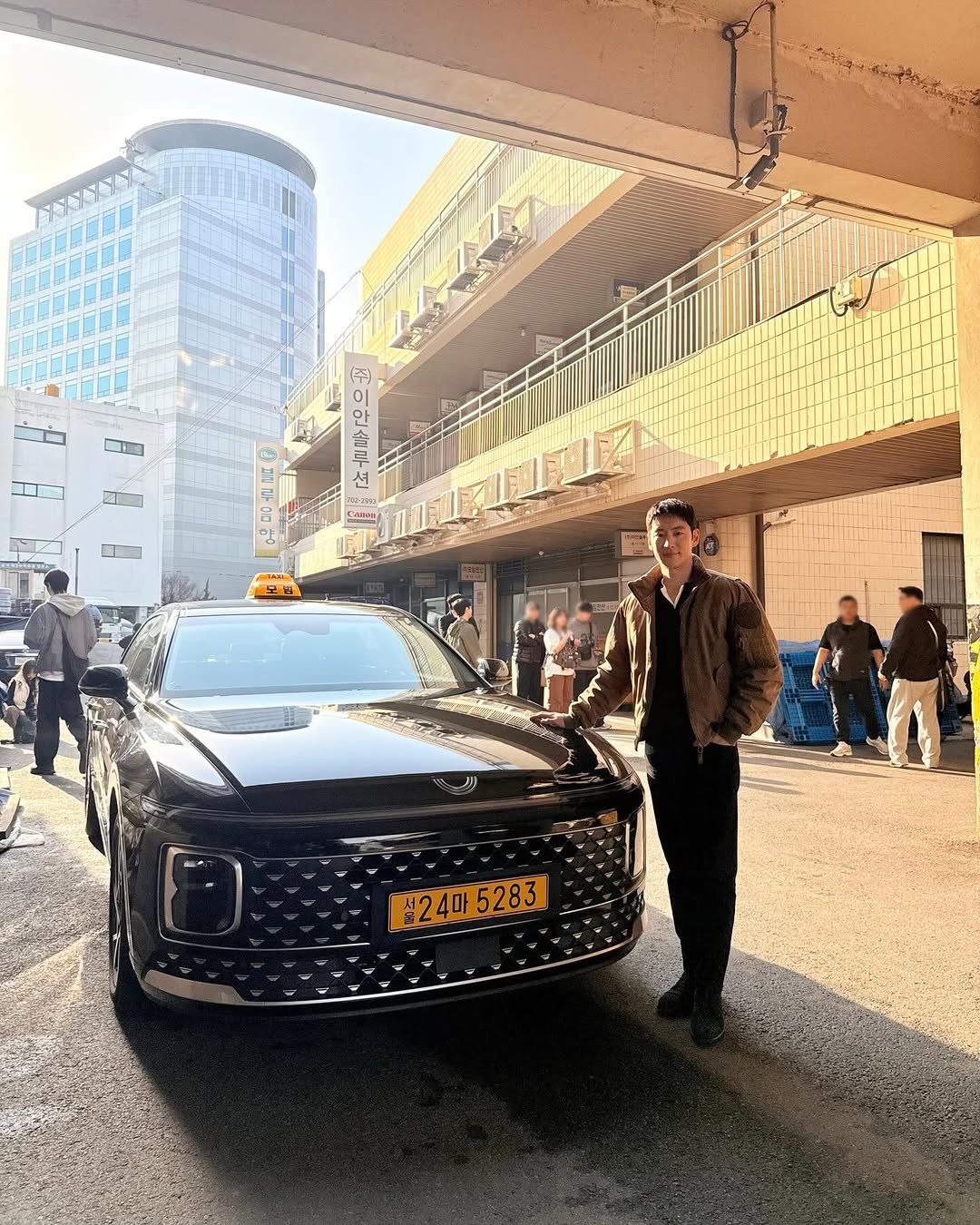 Photo by 이제훈 on November 29, 2025. May be an image of jeep, sedan, limousine and text.