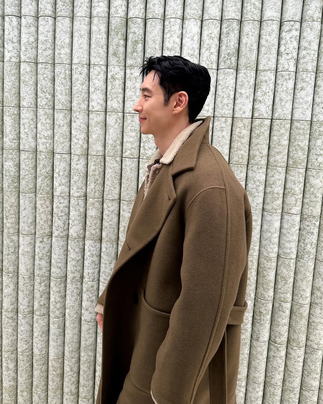Photo shared by 이제훈 on November 07, 2025 tagging @timehomme_official, and @time___official. May be an image of duffle coat, overcoat, wingtip shoes, turtleneck and text.