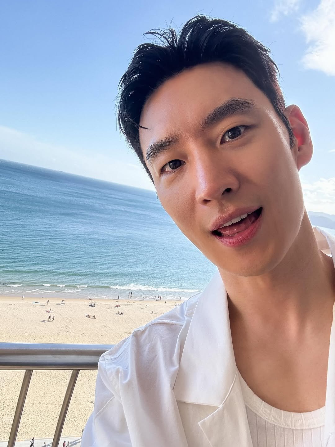 Photo by 이제훈 on September 23, 2025. May be a selfie of one or more people, hair, deck chair, beach and ocean.