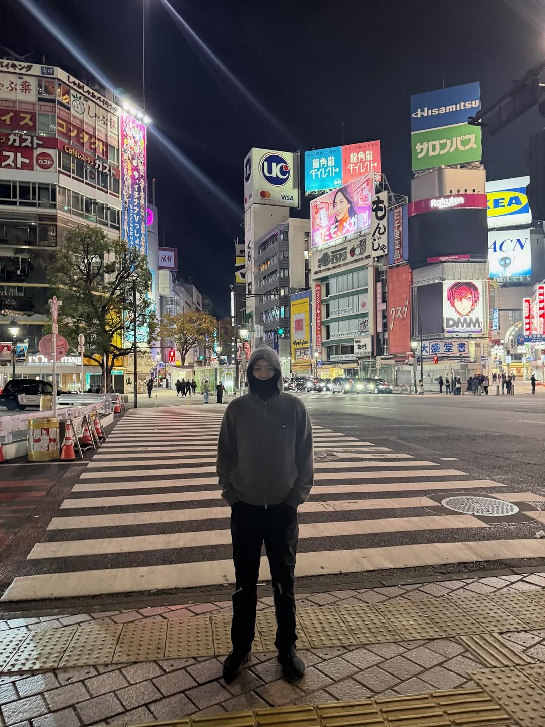 Photo by 이정신 on November 14, 2025. May be an image of Tokyo Tower, street and text that says 'スト Wisamıtsu иc 龍角散 チイレクド 거가위가 誰角肌 ቸ サロンババス VISA ROKUERT EA ACN ባጆች DMM'.