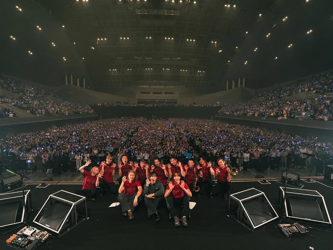 Photo by 이정신 on November 23, 2025. May be an image of crowd, concert and text.