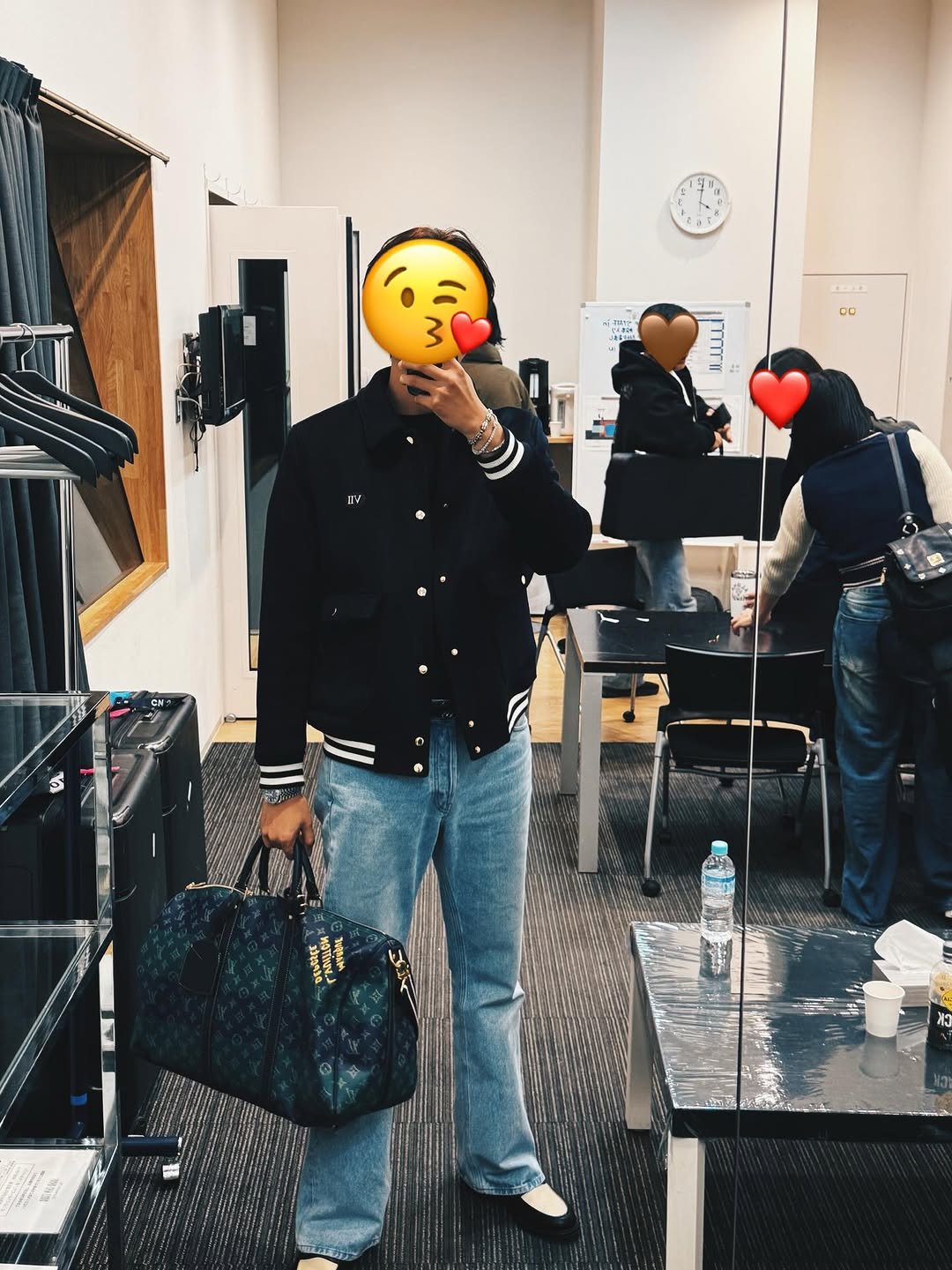 Photo by 이정신 on November 30, 2025. May be an image of one or more people, wingtip shoes, overcoat, duffle coat, jacket and text.