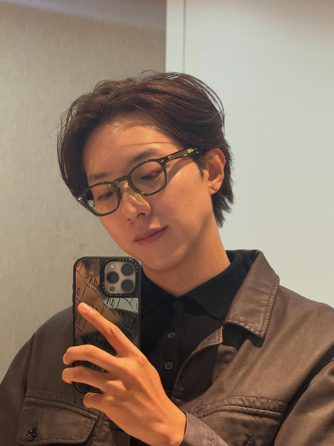 Photo by 이정신 on November 21, 2025. May be a selfie of one or more people, bangs, eyeglasses, mirror, bolo tie and text.