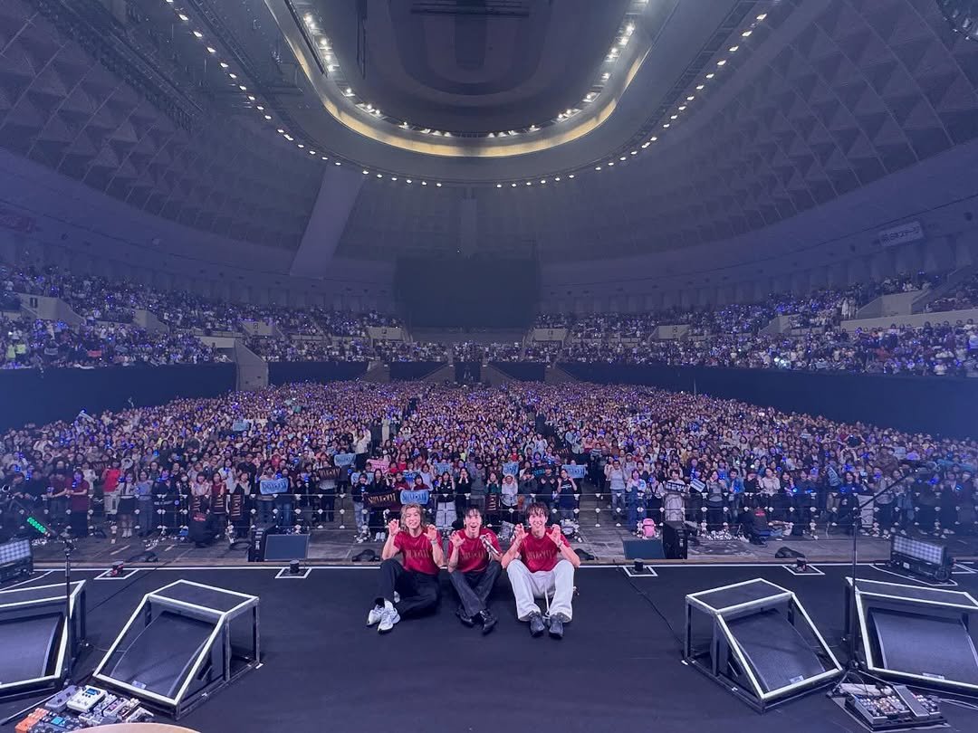 Photo by 이정신 on November 15, 2025. May be an image of crowd, concert and text.