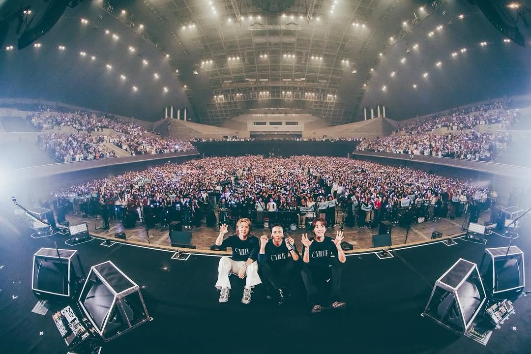 Photo by 이정신 on November 24, 2025. May be an image of crowd, concert and text.