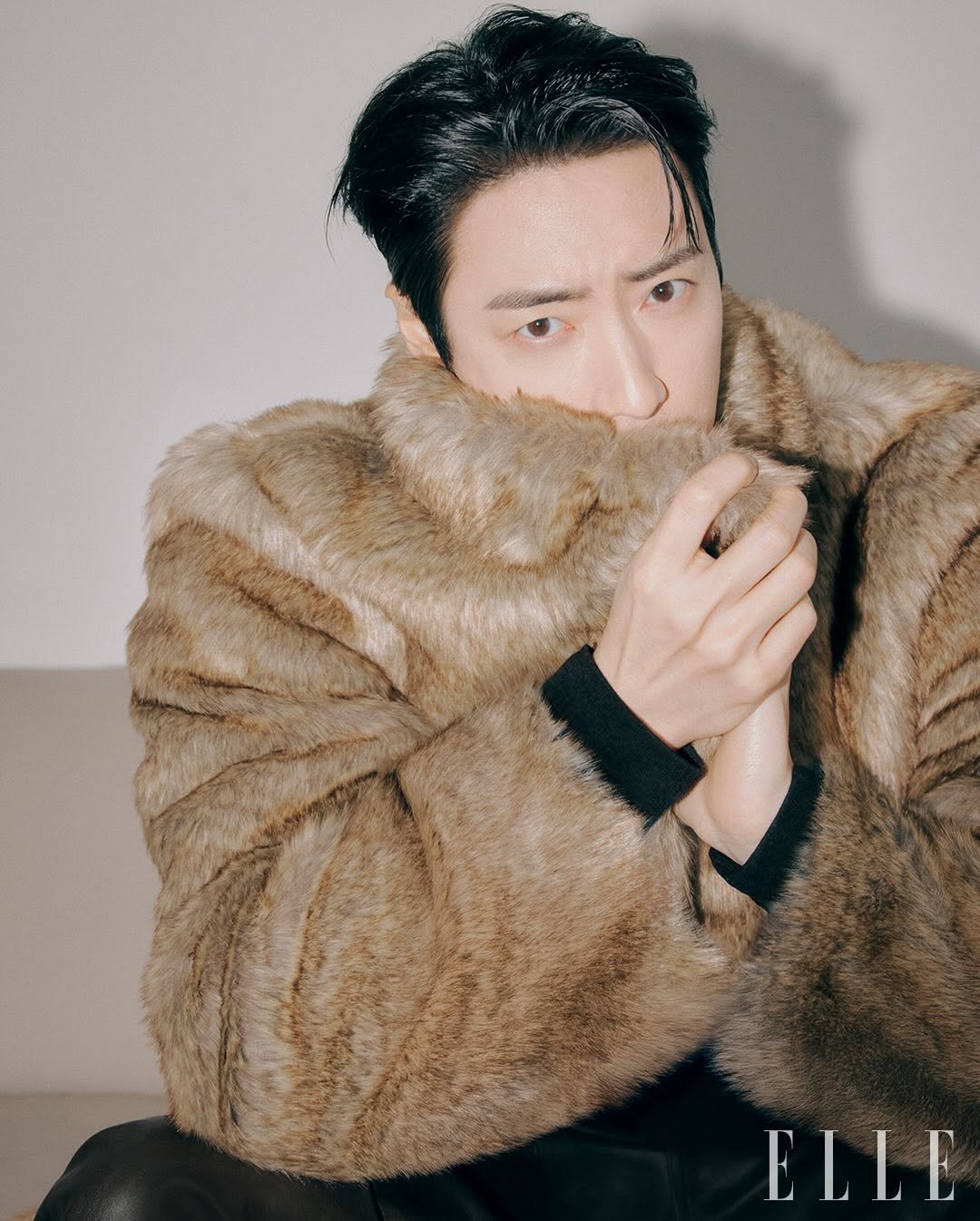 Photo by 이준혁 on January 25, 2026. May be an image of duffle coat, goosedown coat, magazine and text that says 'ELLE'.