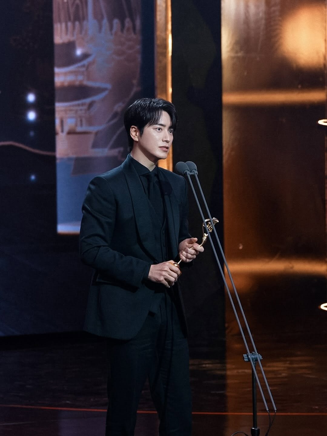 Photo by 이준혁 on January 01, 2026. May be an image of one or more people, dinner jacket, concert and text.