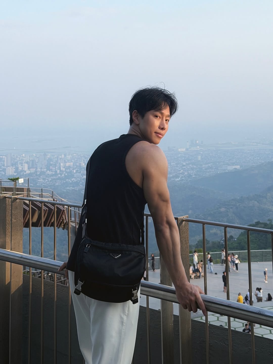 leekise 게시물 이미지: .
.
Tops View👍

일몰시간 잘 맞춰서 굿!!

#키네틱피플 신상 골지나시...
