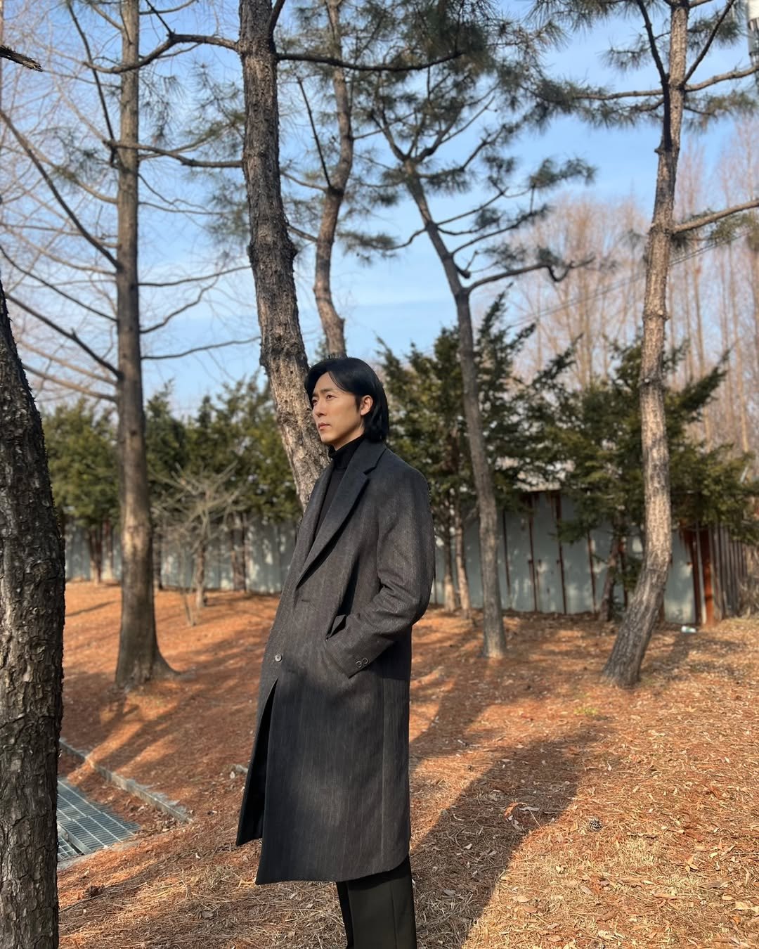 Photo by 이무생 LEE MU SAENG on November 11, 2025. May be an image of duffle coat, wingtip shoes, overcoat, parka, beret, tree, outdoors and text.